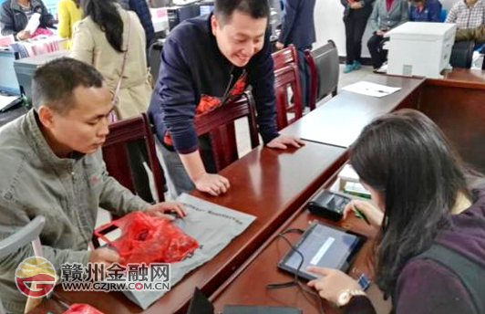 安遠(yuǎn)郵儲(chǔ)銀行推出移動(dòng)展業(yè) 踐行普惠金融