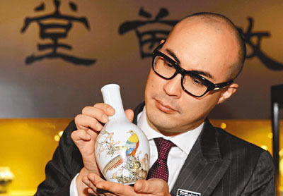 乾隆琺瑯彩瓶將在香港拍賣 估價達(dá)1.8億(圖)