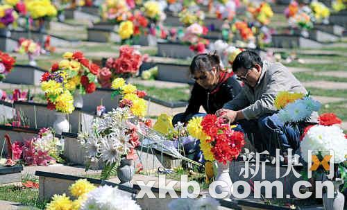 掃墓催生“代燒族” 在公墓外5元代燒一次冥幣紙錢