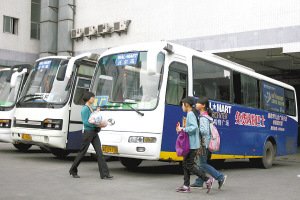 女白領(lǐng)蹭超市免費(fèi)班車(chē)上班 每月節(jié)省600元(圖)