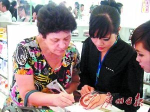 7000人蜂擁三亞免稅店 個別商品10分鐘斷貨(圖)