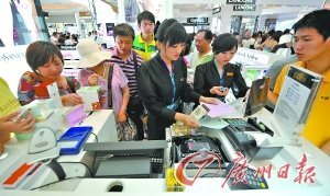 7000人蜂擁三亞免稅店 個別商品10分鐘斷貨(圖)
