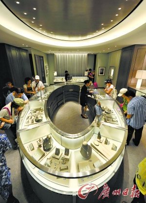 7000人蜂擁三亞免稅店 個別商品10分鐘斷貨(圖)