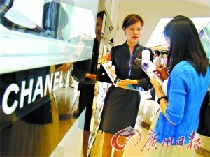 7000人蜂擁三亞免稅店 個別商品10分鐘斷貨(圖)