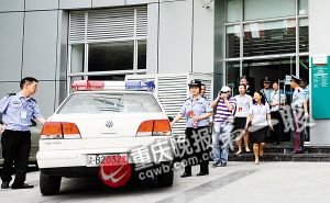 男子戴面具領(lǐng)1.7億巨獎(jiǎng) 銀行暫停營(yíng)業(yè)為其服務(wù)