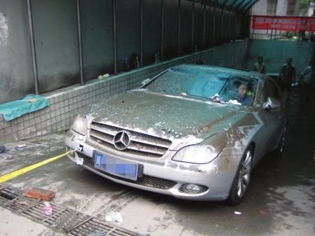 “泡湯”奔馳車(chē)保險(xiǎn)全買(mǎi)單 車(chē)主賠索注意4點(diǎn)