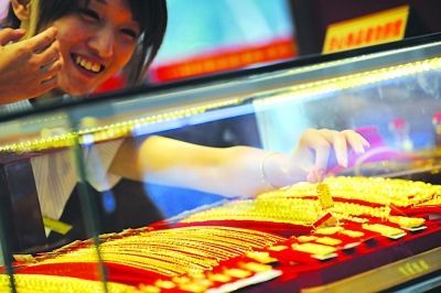 金價(jià)創(chuàng)新高淘金客月賺20萬 炒金炒樓炒股如何選擇