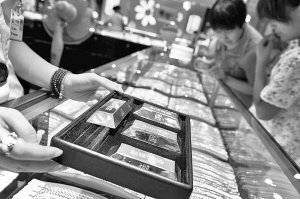 投資金條價(jià)格首破400元/克 寧波頻現(xiàn)數(shù)百萬元高位大單