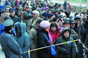 新版龍年郵票首發(fā)遭搶購 發(fā)行當(dāng)天價翻9倍(圖)