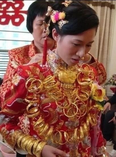組圖:泉州再現(xiàn)黃金新娘 出嫁佩戴10斤金飾不新鮮
