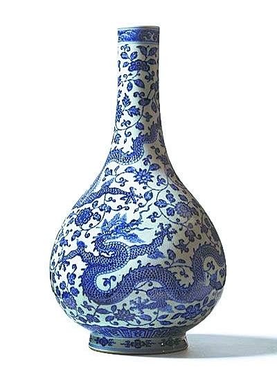 雍正青花瓷瓶拍出300萬(wàn)英鎊 民宅擺放45年無(wú)人識(shí)