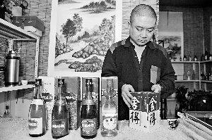 每每拿出珍藏的老酒，卜英書都愛不釋手 本報記者 劉陽 攝