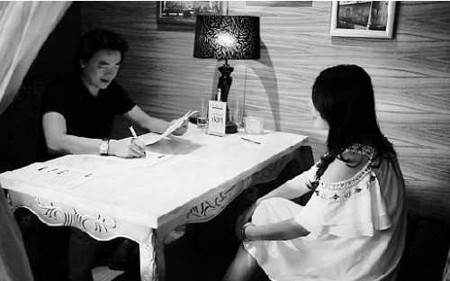 報名海選的女賓接受面試官考核