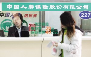 春節(jié)期間回家或旅行，買份交通意外險(xiǎn)就可以避免“裸奔”的風(fēng)險(xiǎn)。臨近假期，許多保險(xiǎn)公司都在力推短期交通意外險(xiǎn)，市民只要花幾毛錢就能為自己買到上萬元的保障，并可DIY自己的保障內(nèi)容和期限。