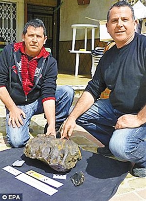 西班牙農(nóng)民不識貨 350萬英鎊隕石30年來壓火腿