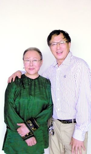 斯琴高娃穿著戲服與呂彭祥合影。
