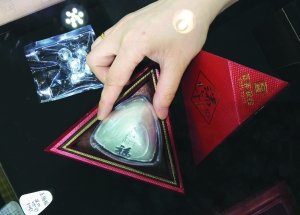 商家出售的純銀粽子。信息時報記者 郭柯堂 攝
