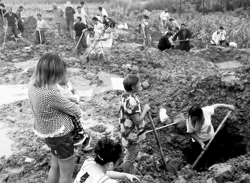 河南村落現(xiàn)古幣引上百人搶挖：有人1天挖10多斤(圖)