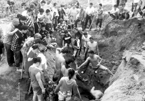 河南村落現(xiàn)古幣引上百人搶挖：有人1天挖10多斤(圖)