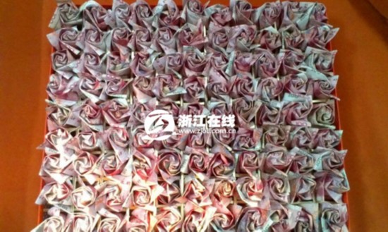 小伙受準(zhǔn)丈母娘刺激 用20萬現(xiàn)金折成999朵紙玫瑰求婚(圖)
