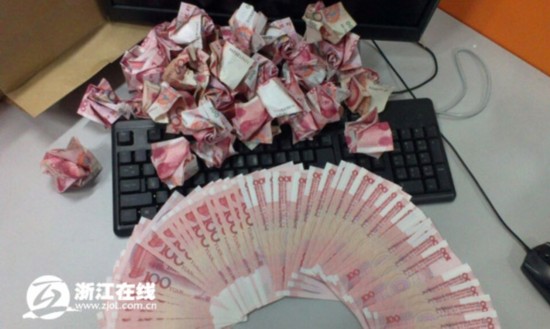 小伙受準(zhǔn)丈母娘刺激 用20萬現(xiàn)金折成999朵紙玫瑰求婚(圖)