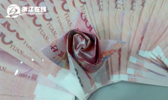 小伙受準(zhǔn)丈母娘刺激 用20萬現(xiàn)金折成999朵紙玫瑰求婚(圖)