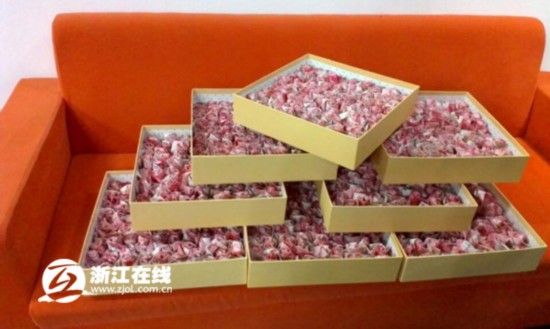 小伙受準(zhǔn)丈母娘刺激 用20萬現(xiàn)金折成999朵紙玫瑰求婚(圖)