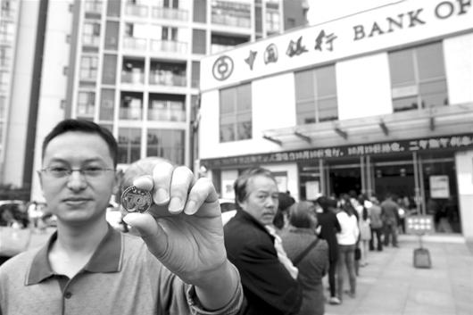 “抗戰(zhàn)勝利紀(jì)念幣”發(fā)行受熱捧（新華社發(fā)）