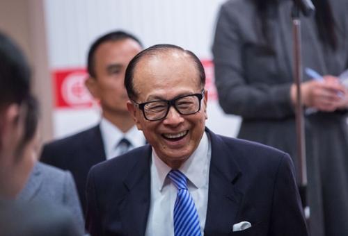 最新一期《福布斯》香港富豪排行榜出爐，李嘉誠(chéng)以313億美元凈資產(chǎn)，連續(xù)18年蟬聯(lián)榜首。 資料圖
