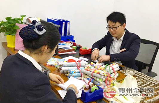 贛州銀行為客戶兌換零鈔 真情服務(wù)暖人心