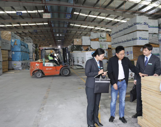 農(nóng)行贛州南康支行客戶經(jīng)理了解企業(yè)倉儲木材