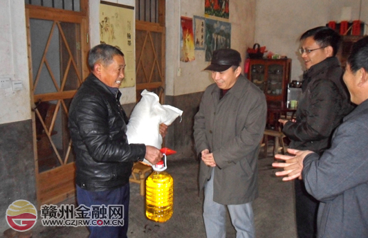 喜迎新春 市中行看望“三送”聯(lián)系點(diǎn)困難群眾