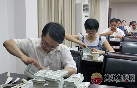 農(nóng)行南康支行舉行業(yè)務(wù)技能大比武