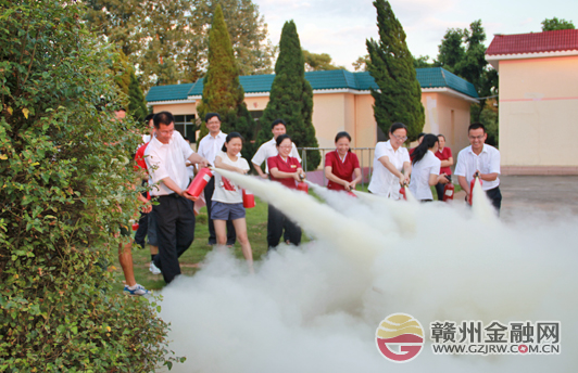 會(huì)昌農(nóng)信社舉行消防演練 提高消防安全意識(shí)