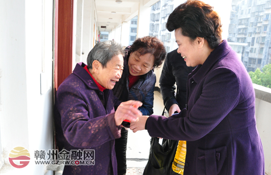 贛州銀行一行走訪慰問章貢區(qū)五龍崗社區(qū)困難群眾