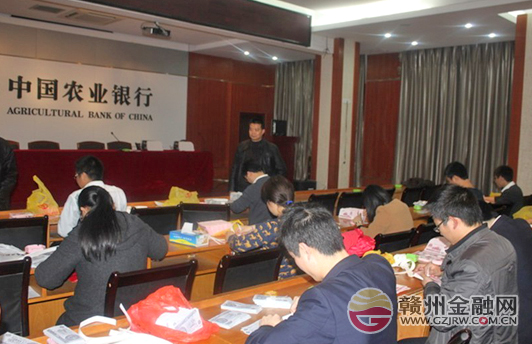 農(nóng)行興國支行青年員工踴躍“賽點鈔”