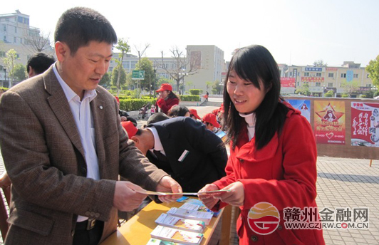 農(nóng)行全南支行“學(xué)雷鋒”開展志愿服務(wù)活動