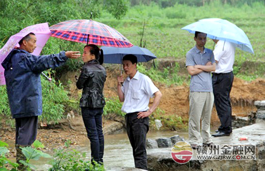 農(nóng)行南康支行“三送”干部冒雨察災(zāi)情