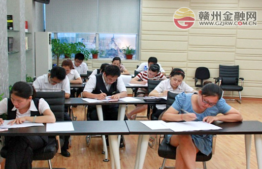 南康贛商村鎮(zhèn)銀行組織員工進(jìn)行綜合素質(zhì)考試