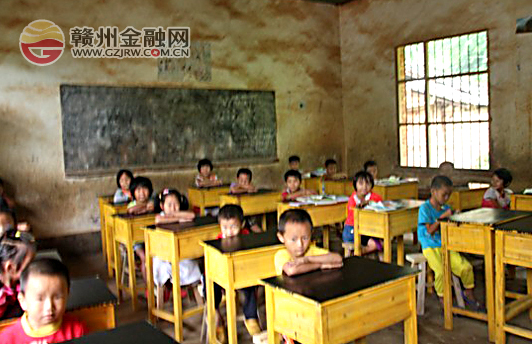 情系李源村小學(xué) 南康贛商村鎮(zhèn)銀行特贈嶄新桌凳