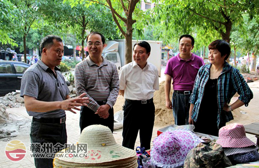 農(nóng)行南康支行踐行群眾路線教育 廣征群眾意見