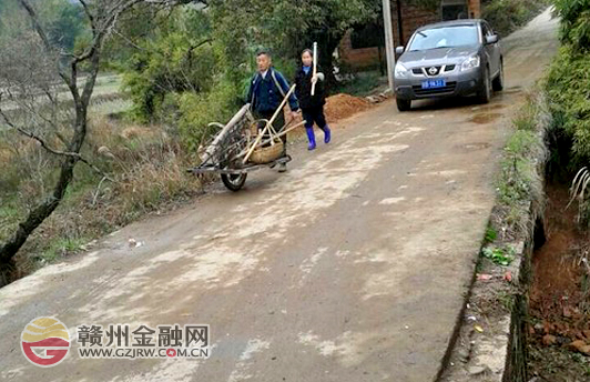 贛州銀行為“三送”掛點(diǎn)村“危橋”建護(hù)欄