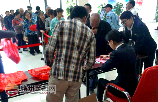 惠民睦鄰 市九江銀行開展免費(fèi)送雞蛋活動(dòng)