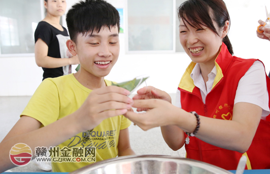 贛州銀行志愿者和特殊教育學(xué)校學(xué)生一起包粽子