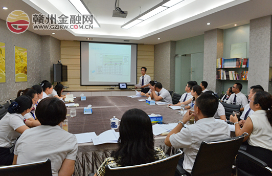 南康贛商村鎮(zhèn)銀行組織上半年中層干部述職會議