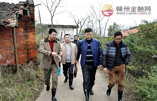 市招行副行長(zhǎng)江渭平走訪結(jié)對(duì)扶貧村困難群眾