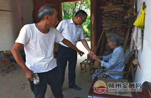 贛商村鎮(zhèn)銀行深入精準扶貧點走訪貧困戶
