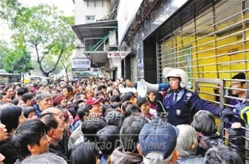 澳門換“龍鈔”逼爆銀行半晝大亂 市民凌晨排隊