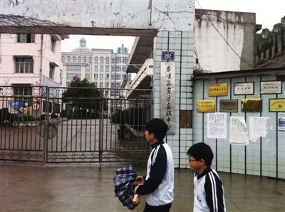 　3月10日，育才學(xué)校高中部門(mén)口貼著三張通告，警告人們不要因?yàn)橛憘鴶_亂社會(huì)秩序。這所市重點(diǎn)中學(xué)被債權(quán)人認(rèn)為是立人集資的平臺(tái)。